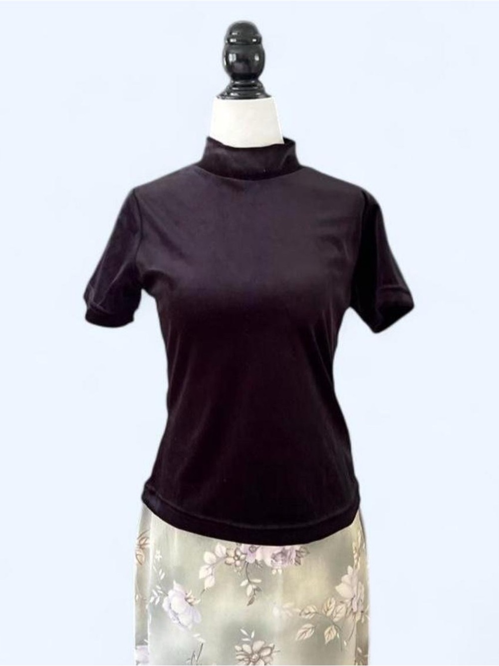 Womenโs Black Mock Neck Short Sleeve Top